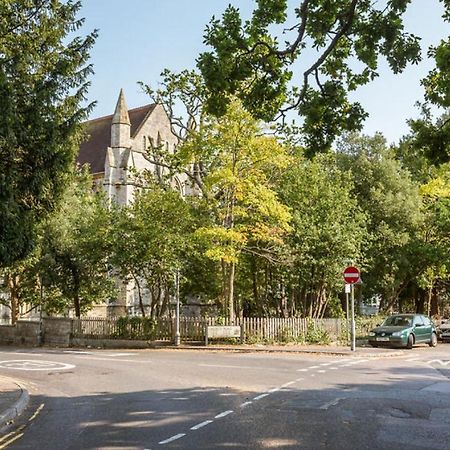 Twin Palms Villa Poole Bagian luar foto