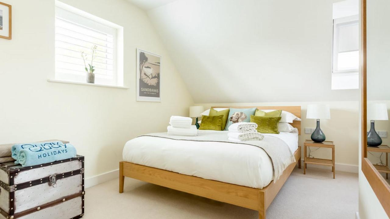 Twin Palms Villa Poole Bagian luar foto