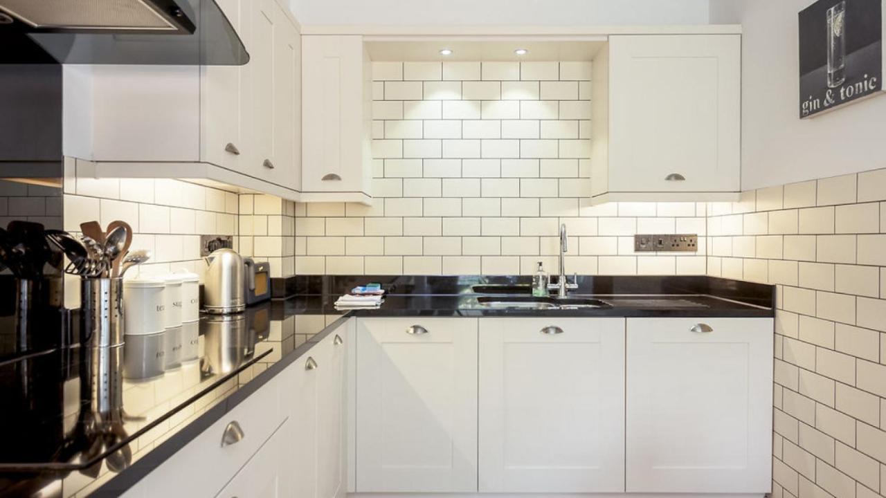 Twin Palms Villa Poole Bagian luar foto