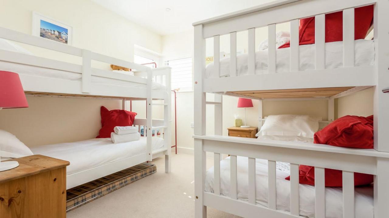 Twin Palms Villa Poole Bagian luar foto