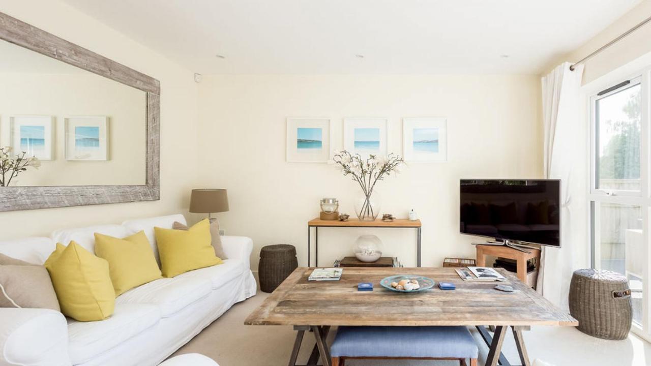 Twin Palms Villa Poole Bagian luar foto