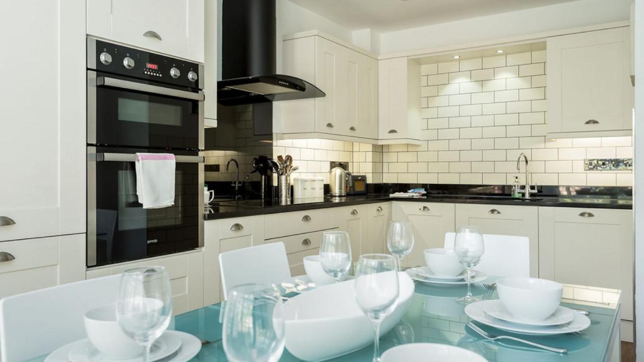 Twin Palms Villa Poole Bagian luar foto