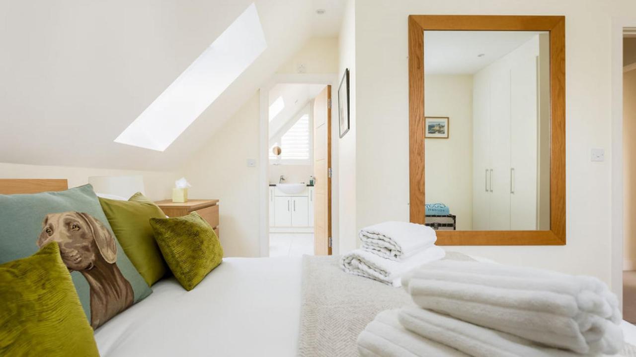 Twin Palms Villa Poole Bagian luar foto