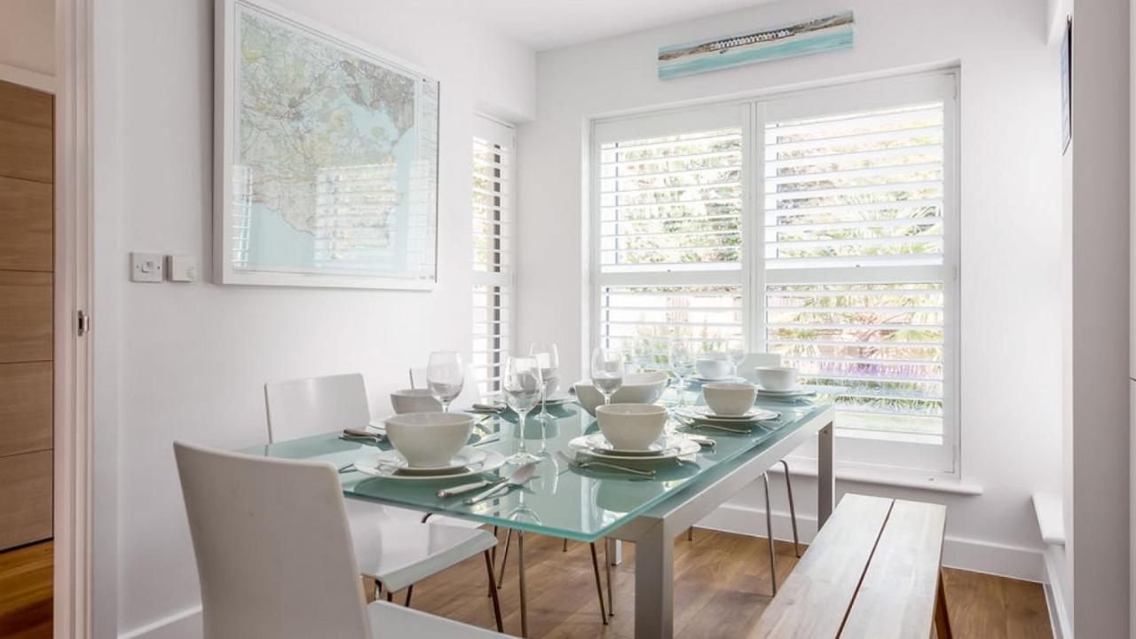 Twin Palms Villa Poole Bagian luar foto