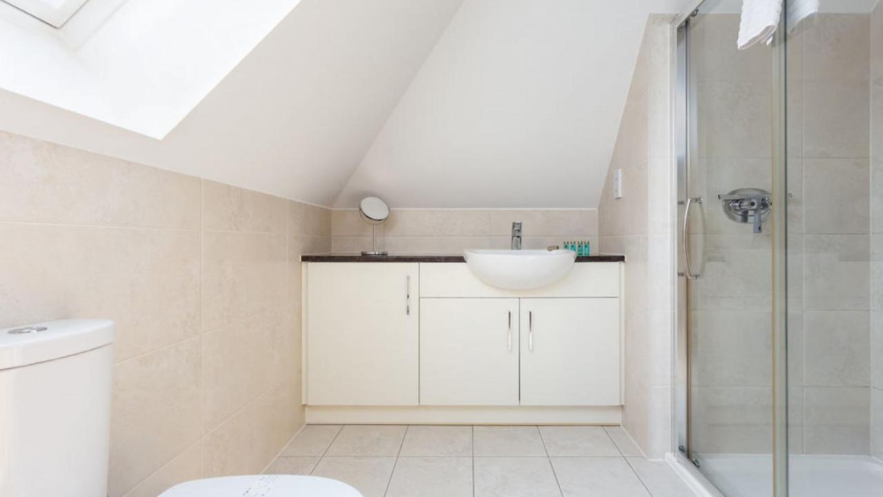 Twin Palms Villa Poole Bagian luar foto