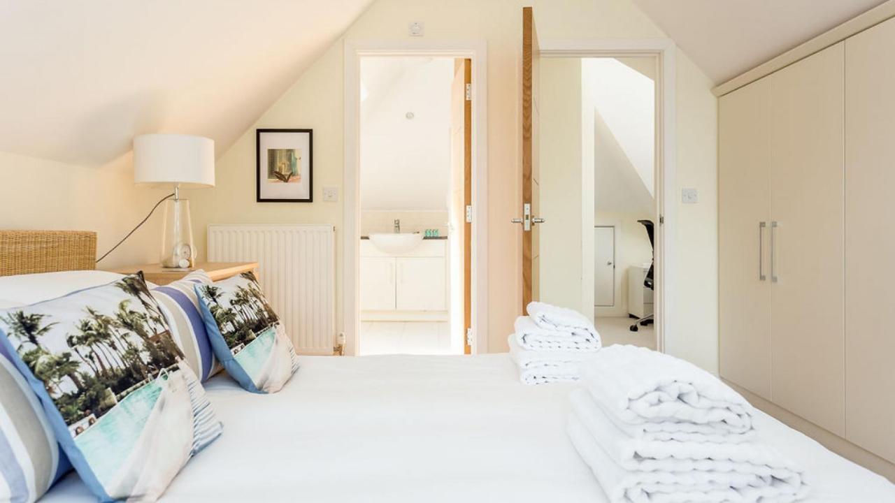 Twin Palms Villa Poole Bagian luar foto
