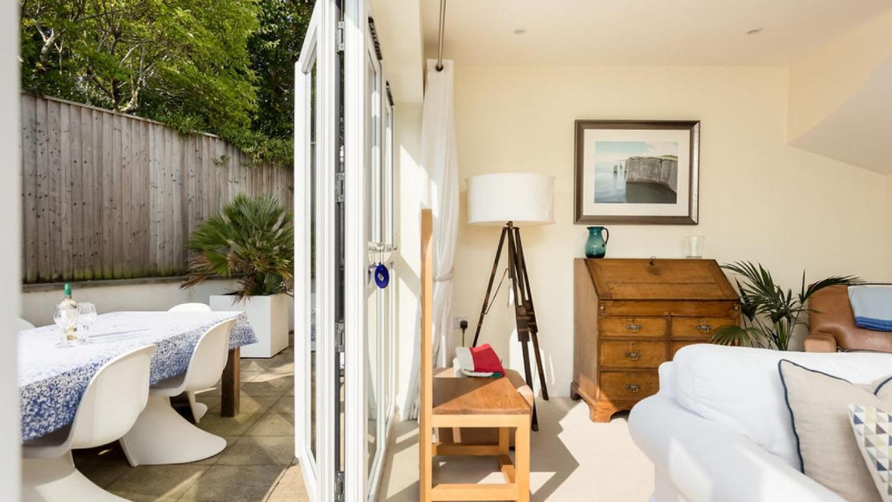 Twin Palms Villa Poole Bagian luar foto