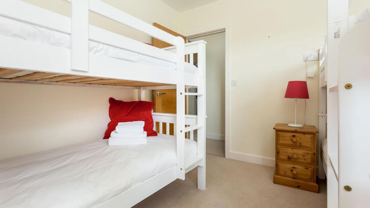 Twin Palms Villa Poole Bagian luar foto