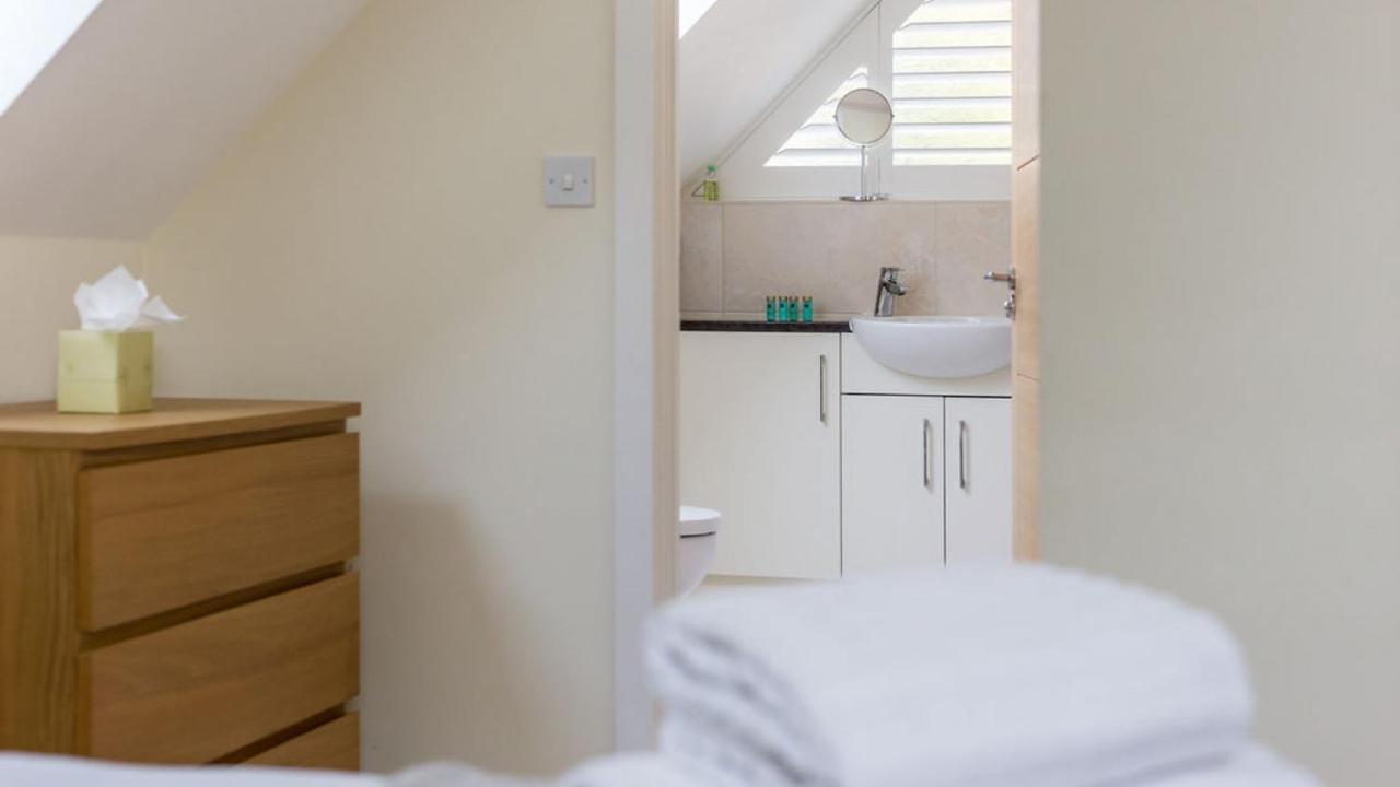 Twin Palms Villa Poole Bagian luar foto