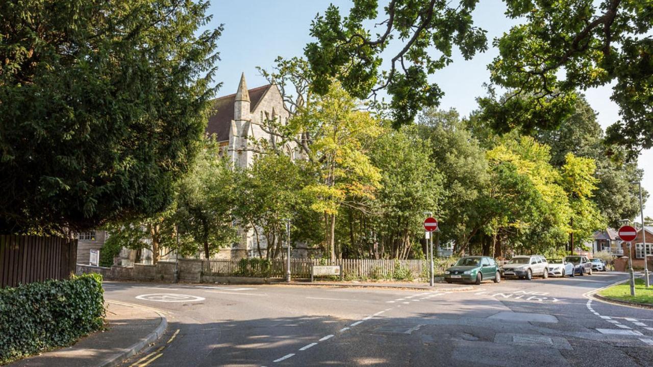 Twin Palms Villa Poole Bagian luar foto
