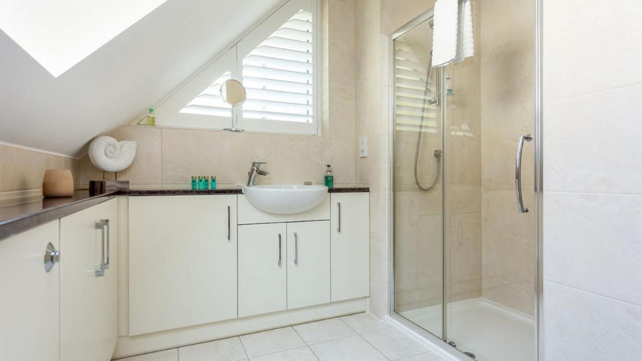 Twin Palms Villa Poole Bagian luar foto