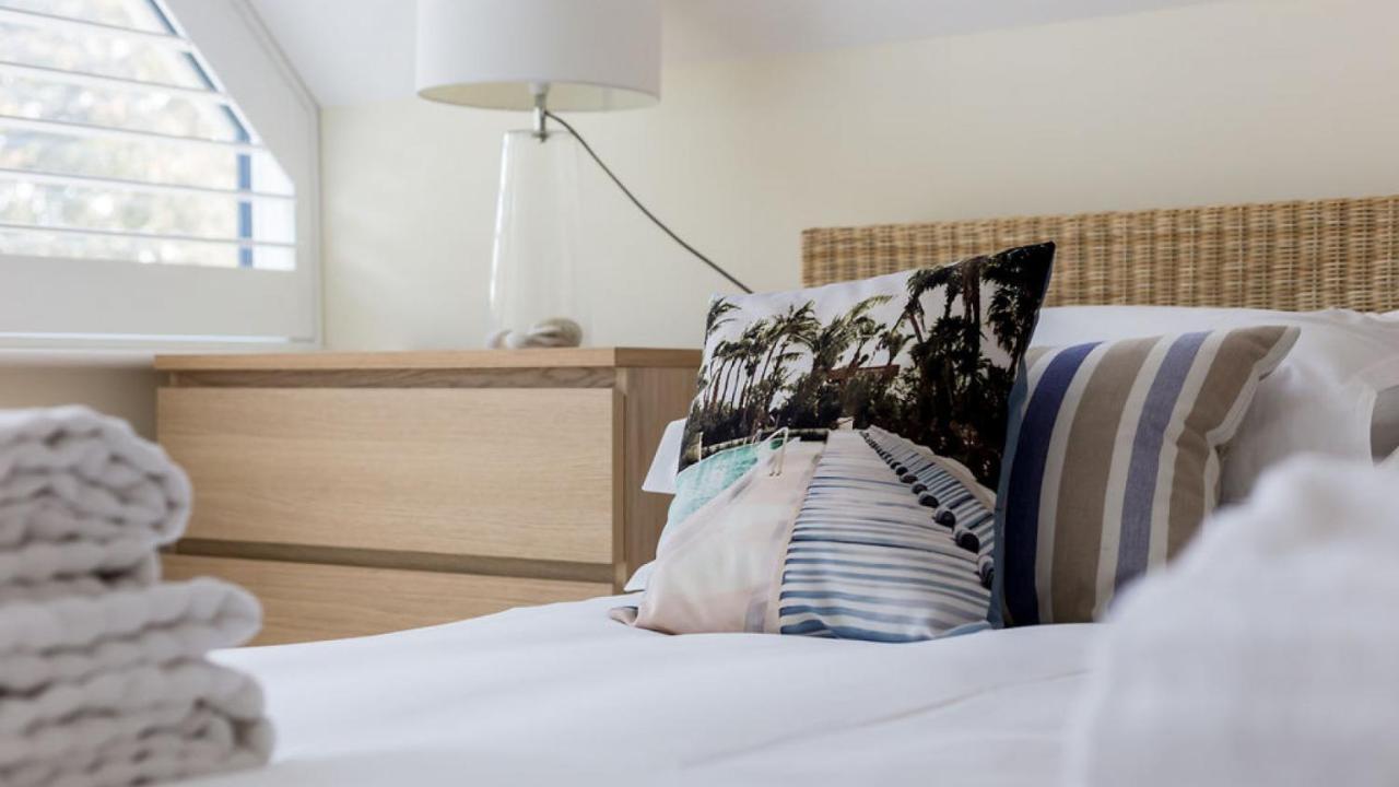 Twin Palms Villa Poole Bagian luar foto