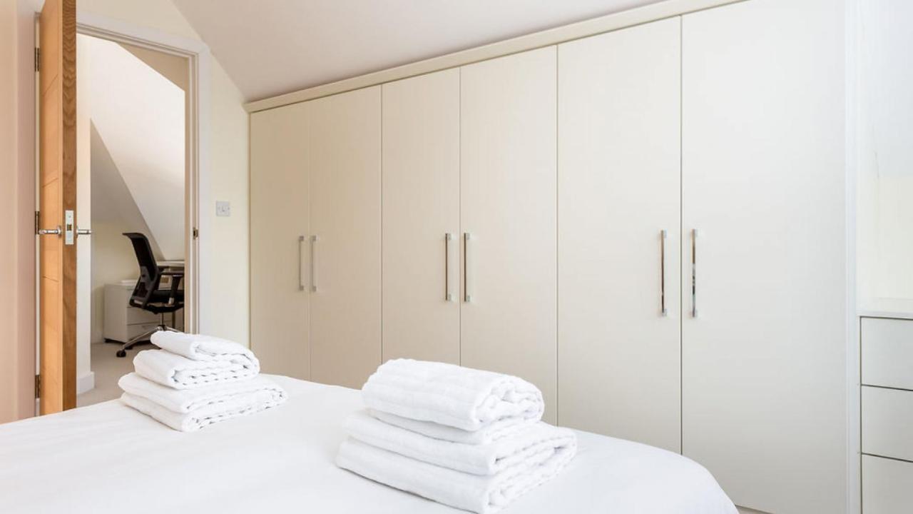 Twin Palms Villa Poole Bagian luar foto