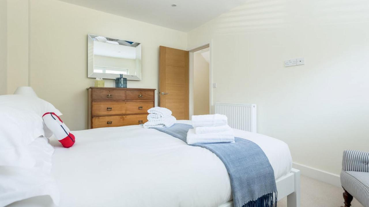 Twin Palms Villa Poole Bagian luar foto