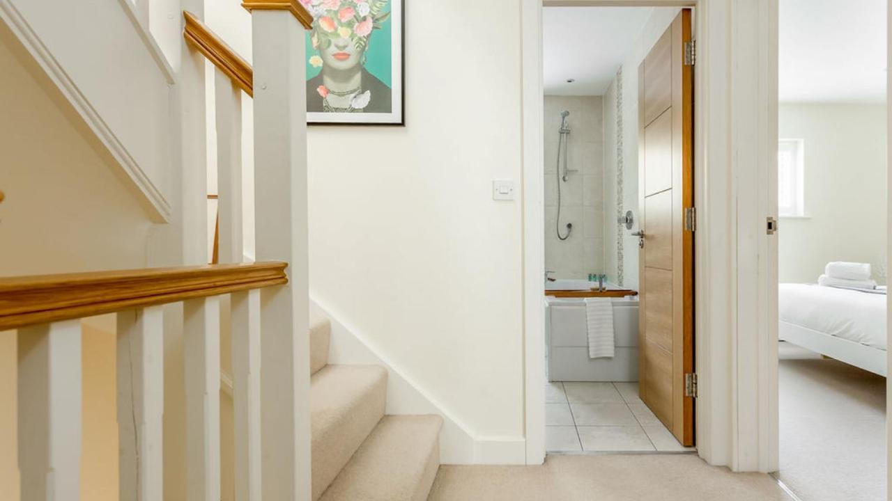 Twin Palms Villa Poole Bagian luar foto