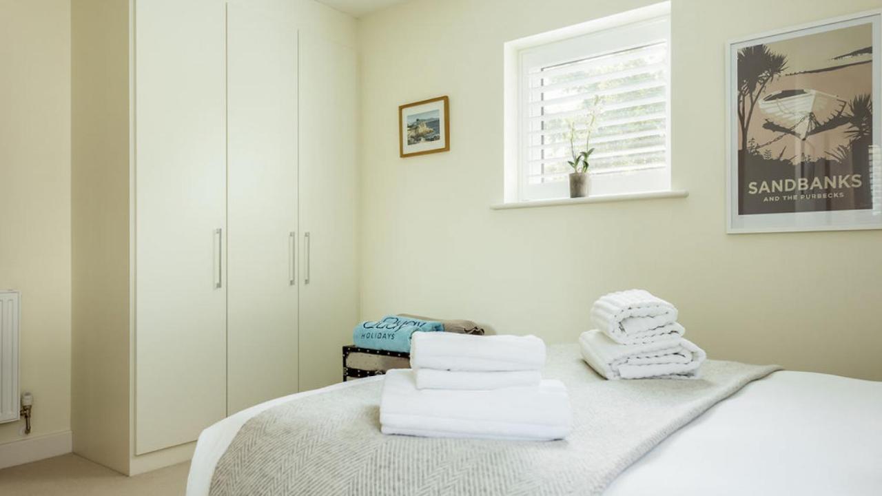 Twin Palms Villa Poole Bagian luar foto