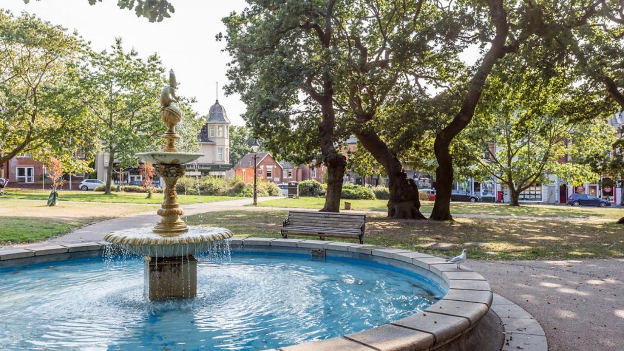 Twin Palms Villa Poole Bagian luar foto