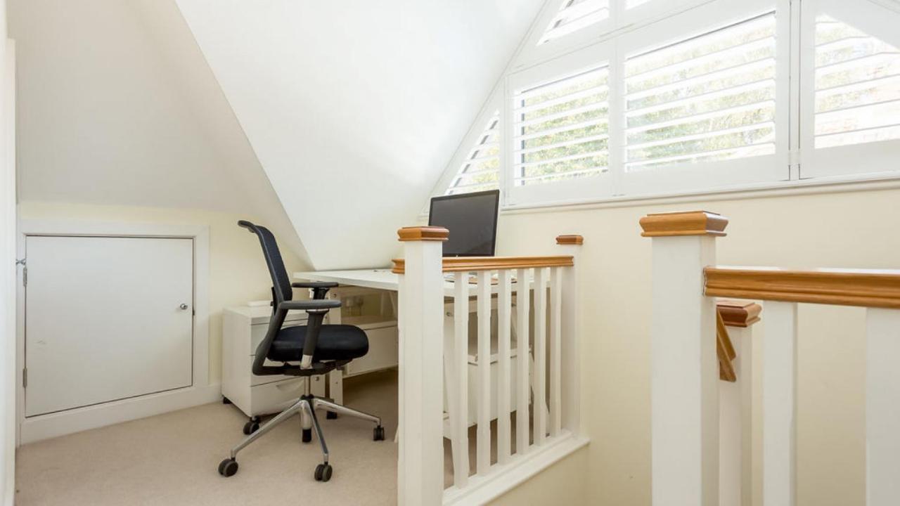 Twin Palms Villa Poole Bagian luar foto